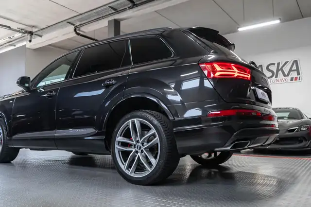 Audi Q7 view 11