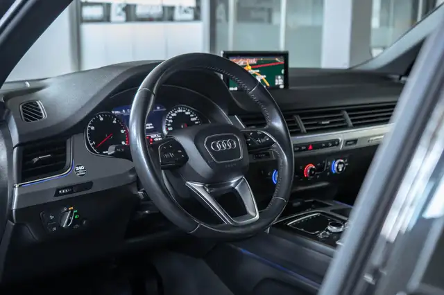 Audi Q7 view 14
