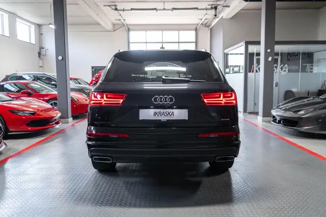 Audi Q7 view 8