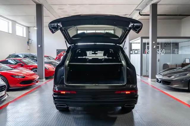 Audi Q7 view 9