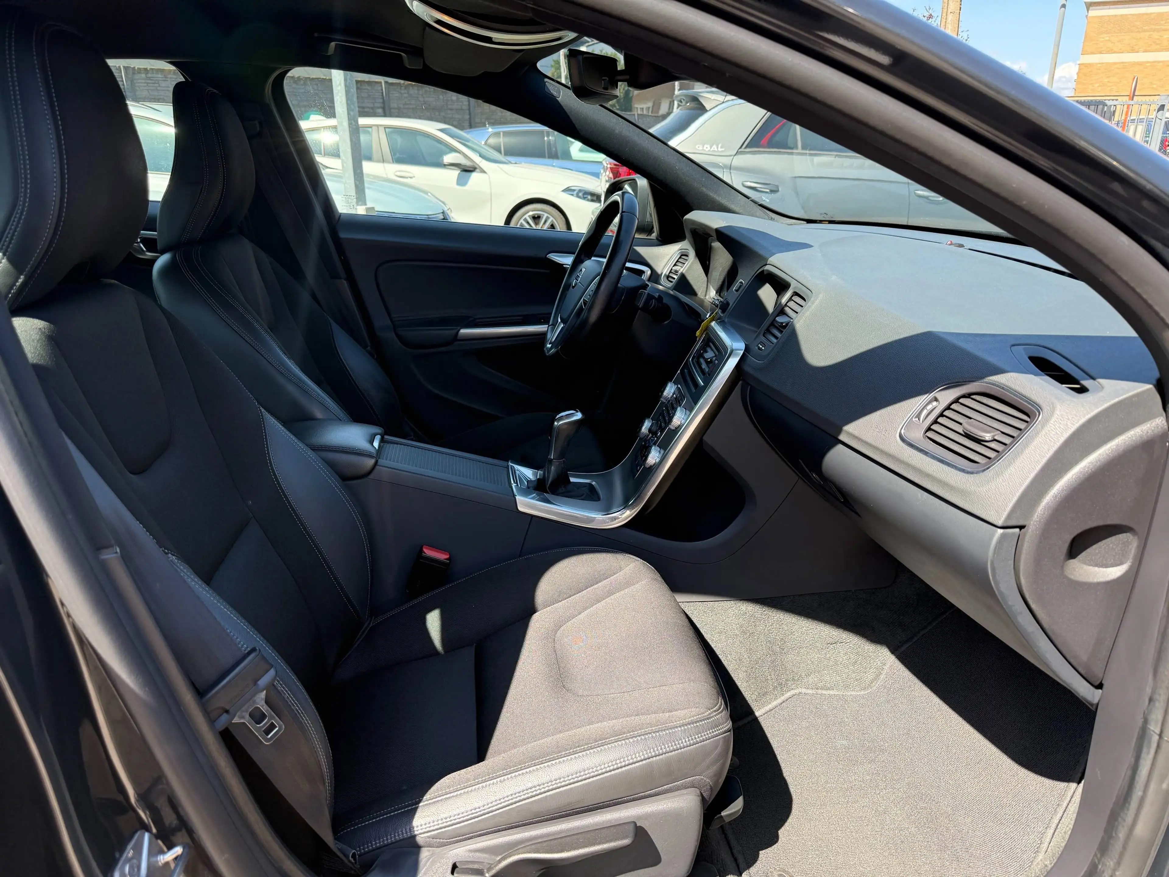 Volvo S60 2.0 T3 Momentum "Navigatie/Camera/Trekhaak" — photo 4