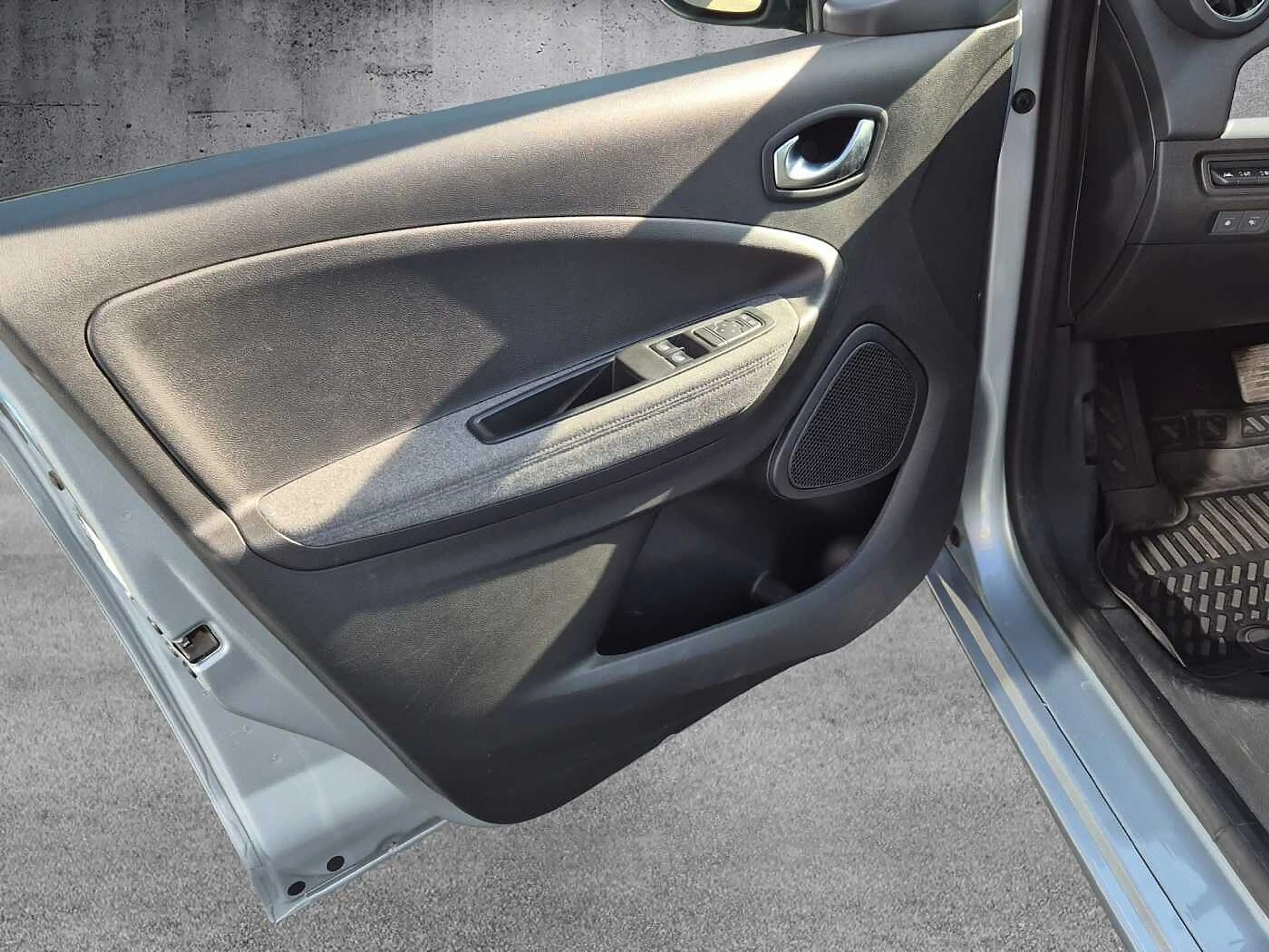 Renault ZOE — photo 11