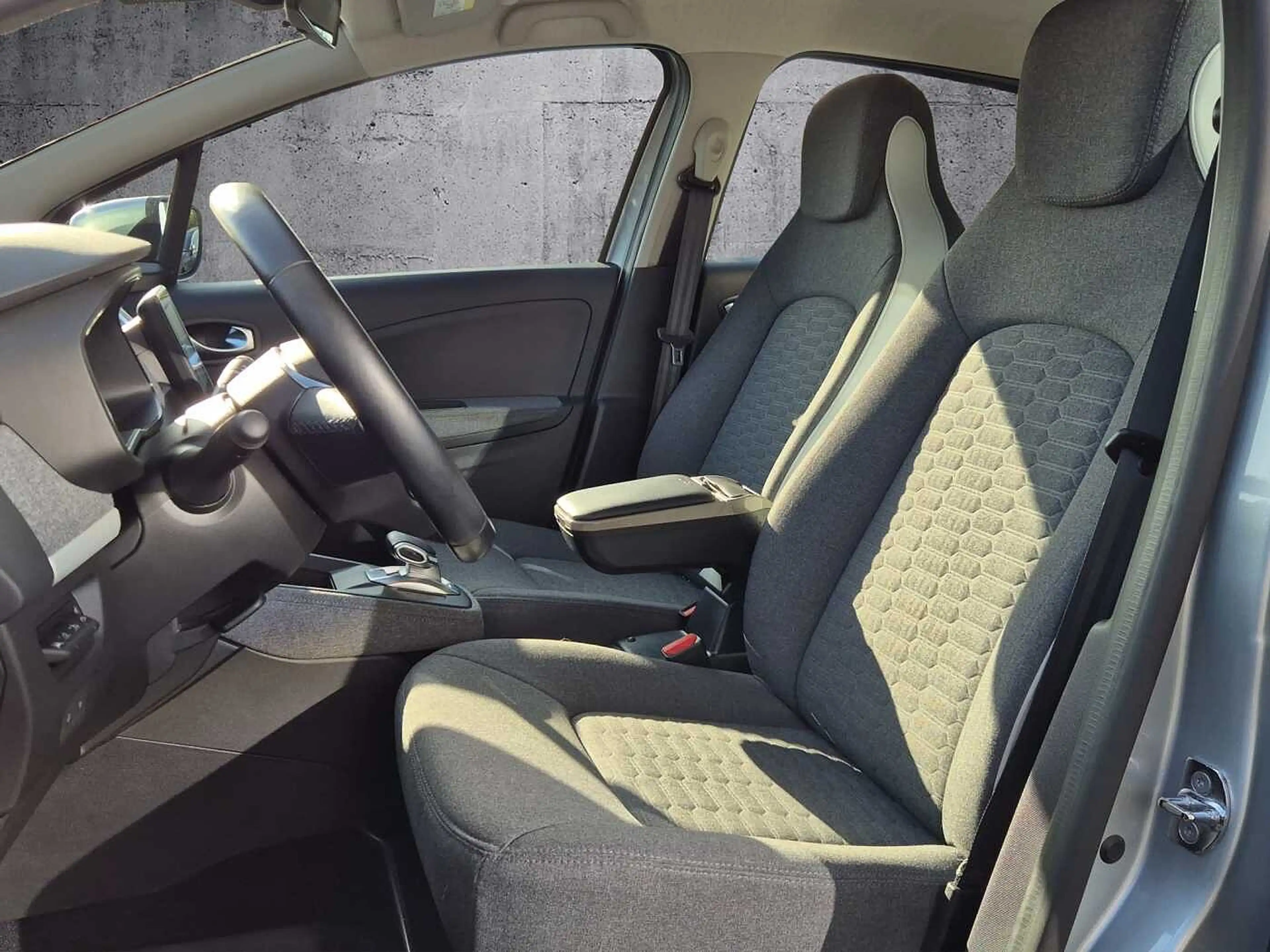 Renault ZOE — photo 12