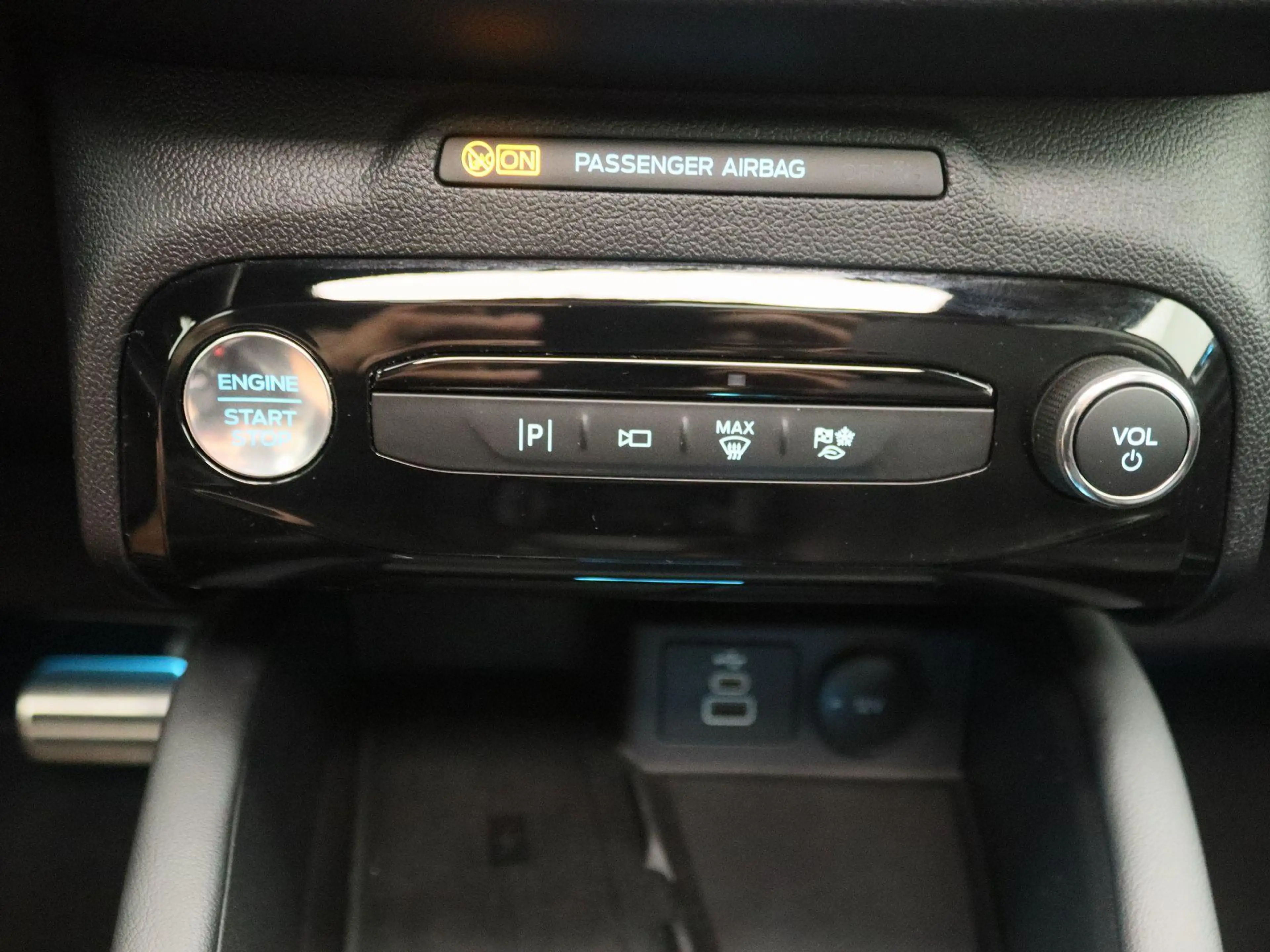 Ford Kuga 2.5 PHEV ST-Line X — photo 10