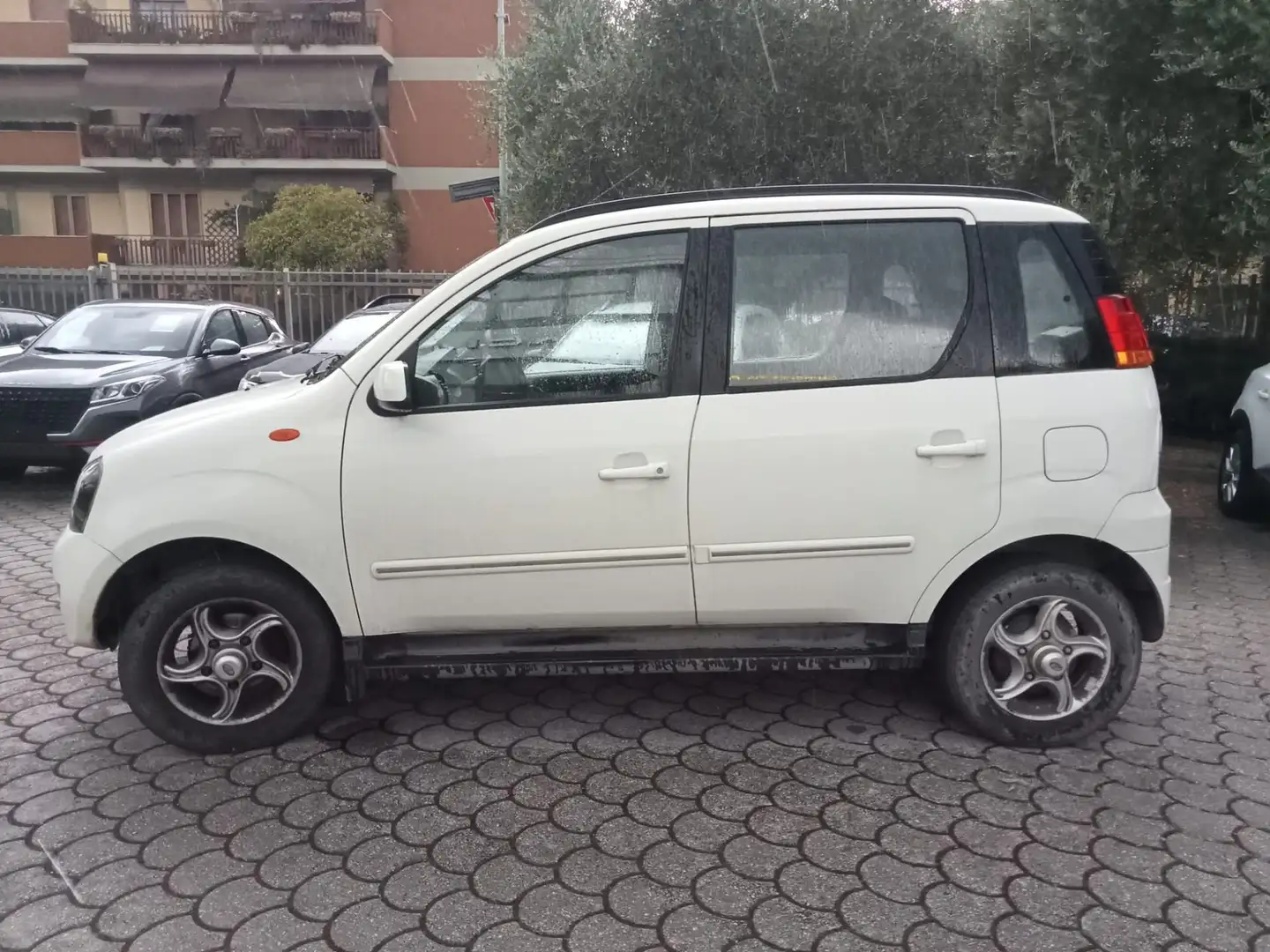 Mahindra Quanto C8 2.2 4WD N1 Beige - 2