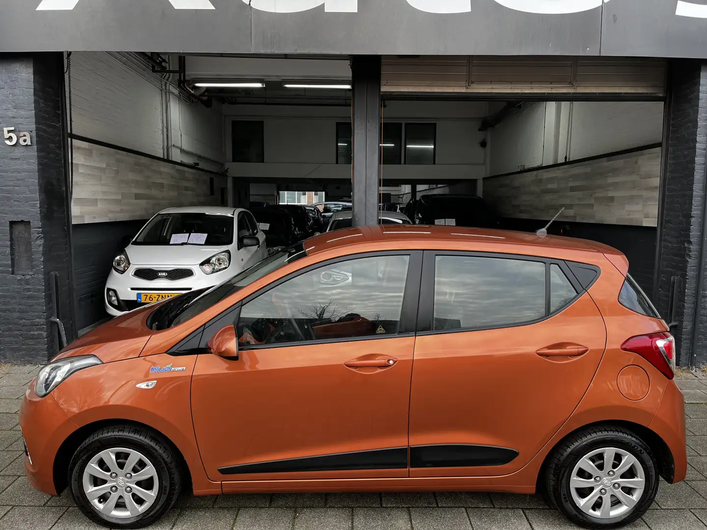Hyundai i10 1.0i i-Motion Comfort Plus Pomarańczowy - 2