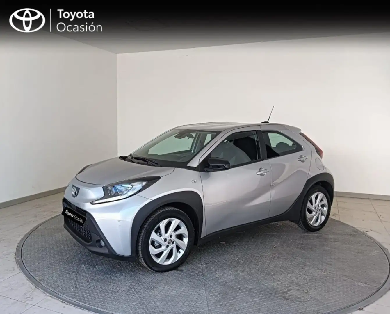 Toyota Aygo X 1.0 VVT-I PLAY 72 5PT Gris - 1