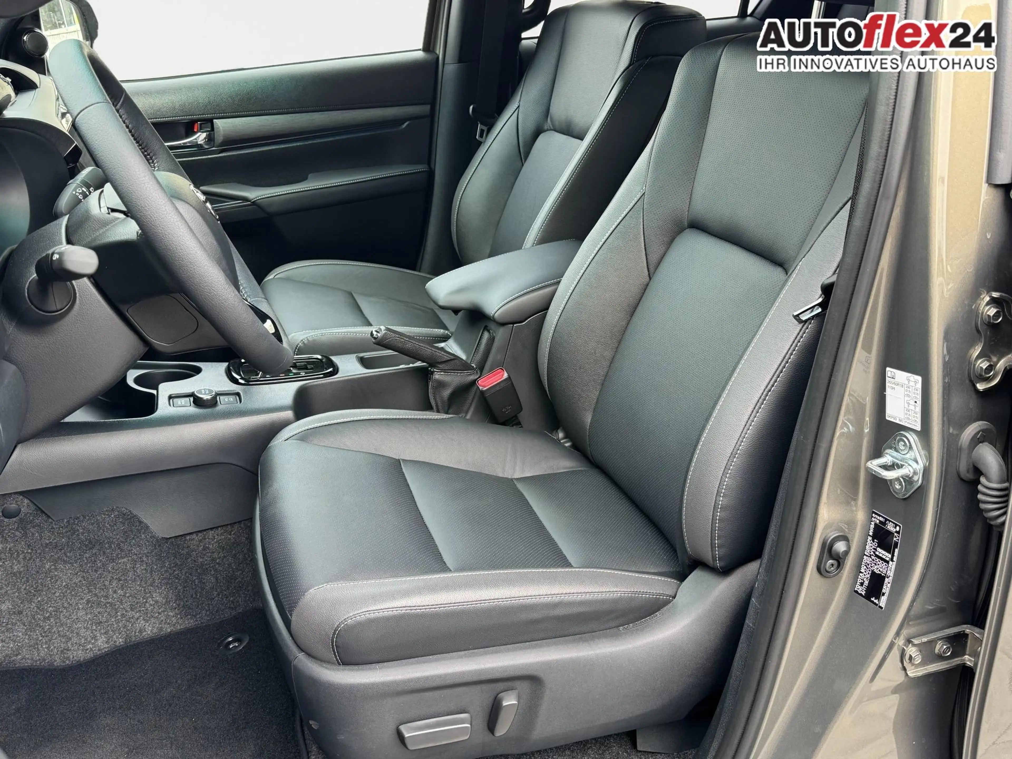 Toyota Hilux INVINCIBLE Double Cab 4x4 Leder AHK 360° JBL So... — photo 11