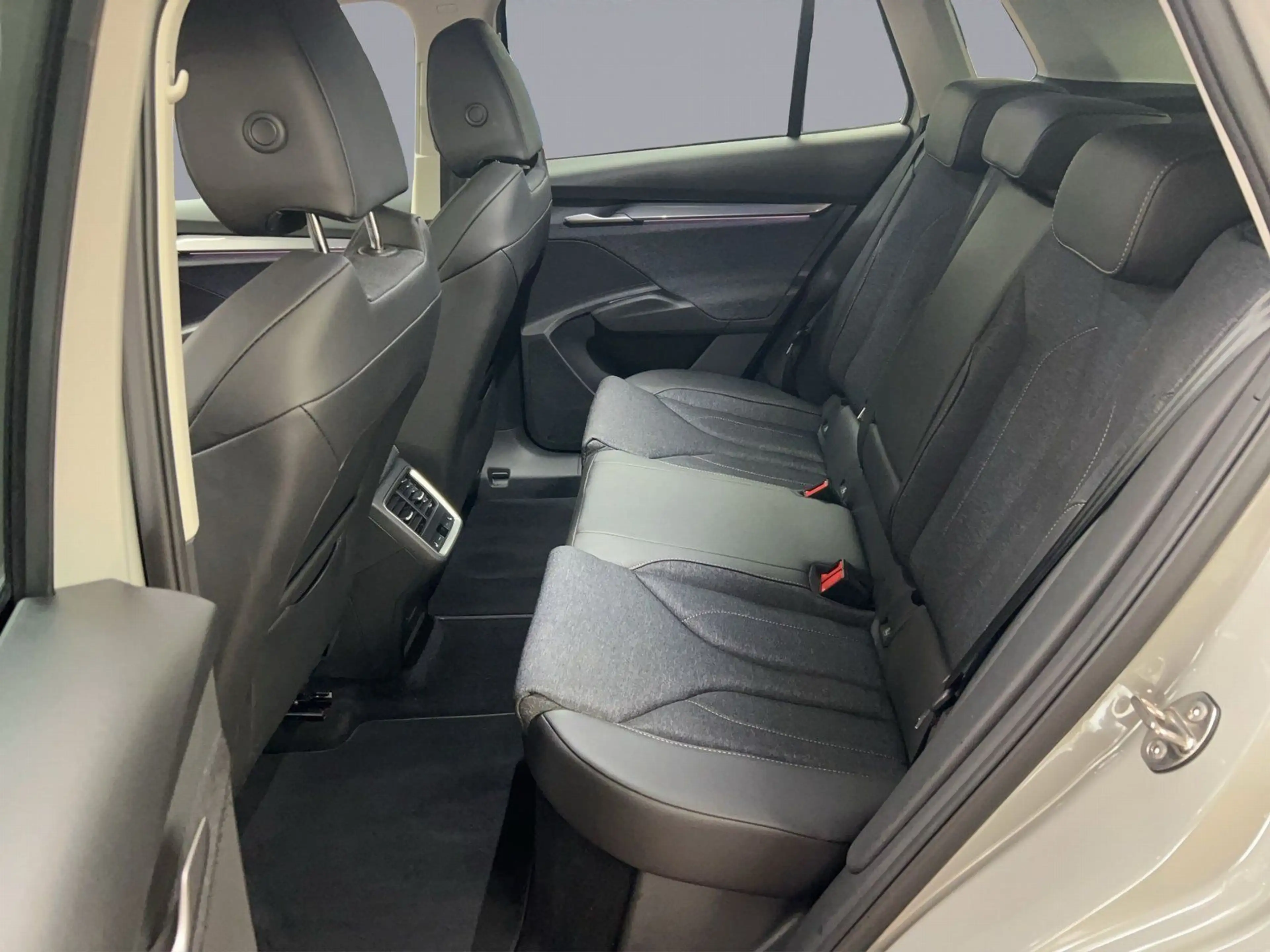 Skoda Elroq 85 Loft 286 PS Wärmepumpe AHK LED NAVI ACC — photo 7