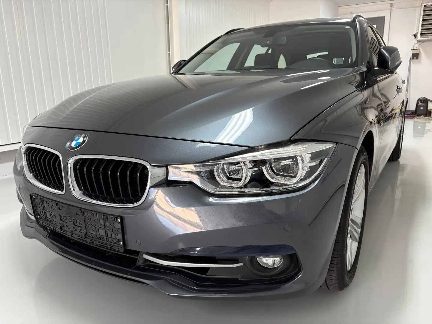 BMW 320 i Sport Line/LED/Navi-Prof./Pano/AHK Gris - 1