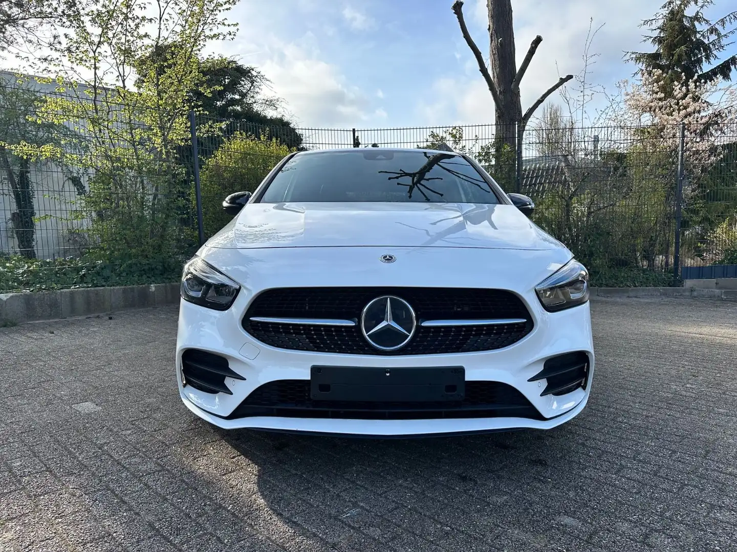 Mercedes-Benz B 250 e AMG Line Night LED*NAVI*PDC*STDHZ*AHK*18" Weiß - 2