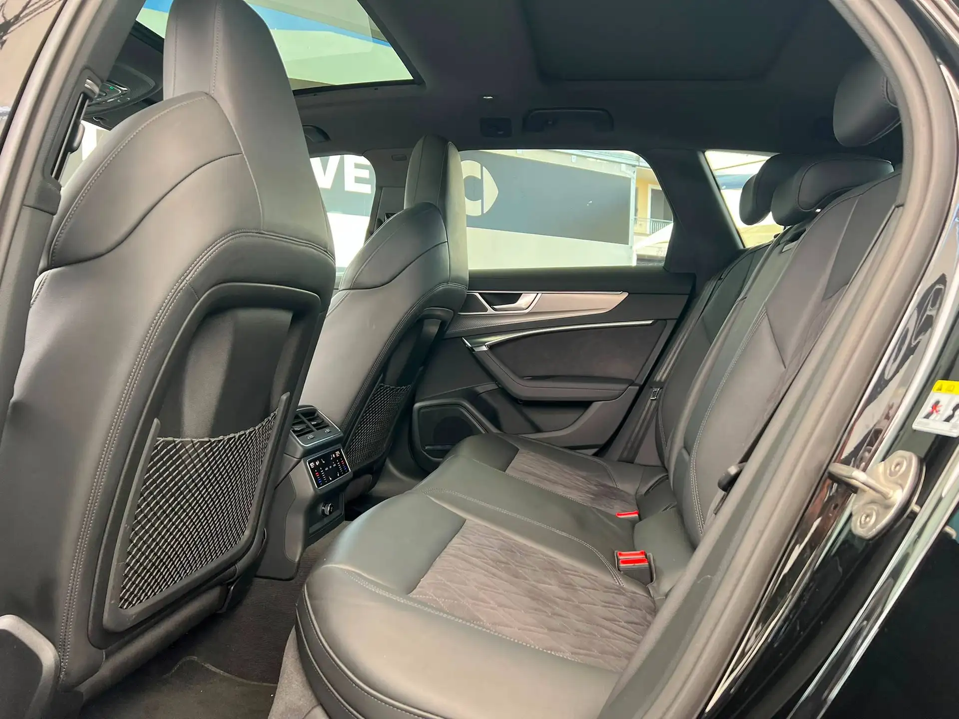Audi RS6 2023 검정 사진 8