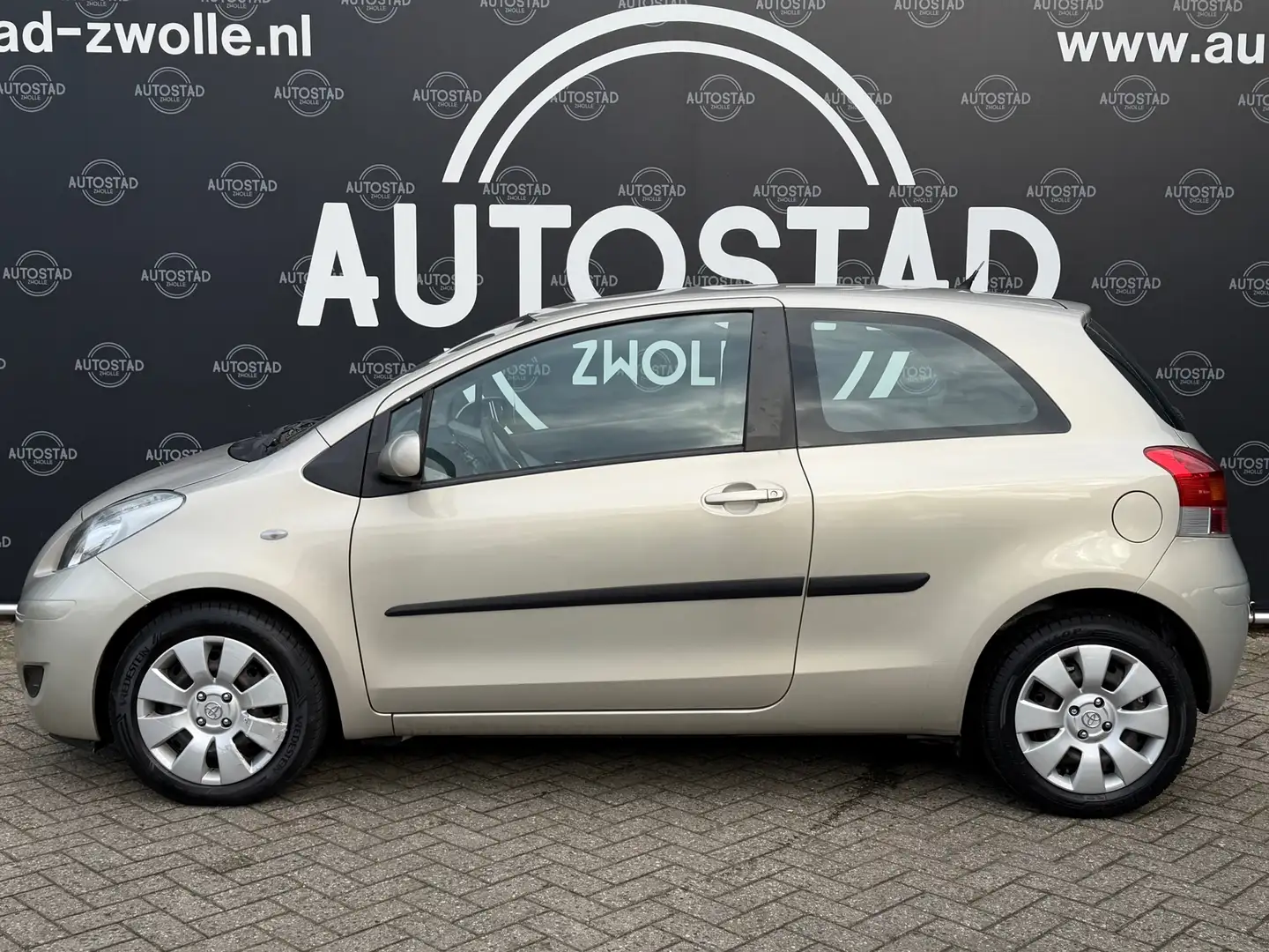 Toyota Yaris 1.3 VVTi Aspiration Automaat/NL-Auto/NAP/APK/Airco Beige - 2
