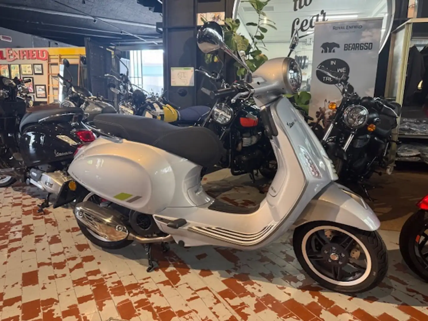 Vespa 125 TECH Argento - 1