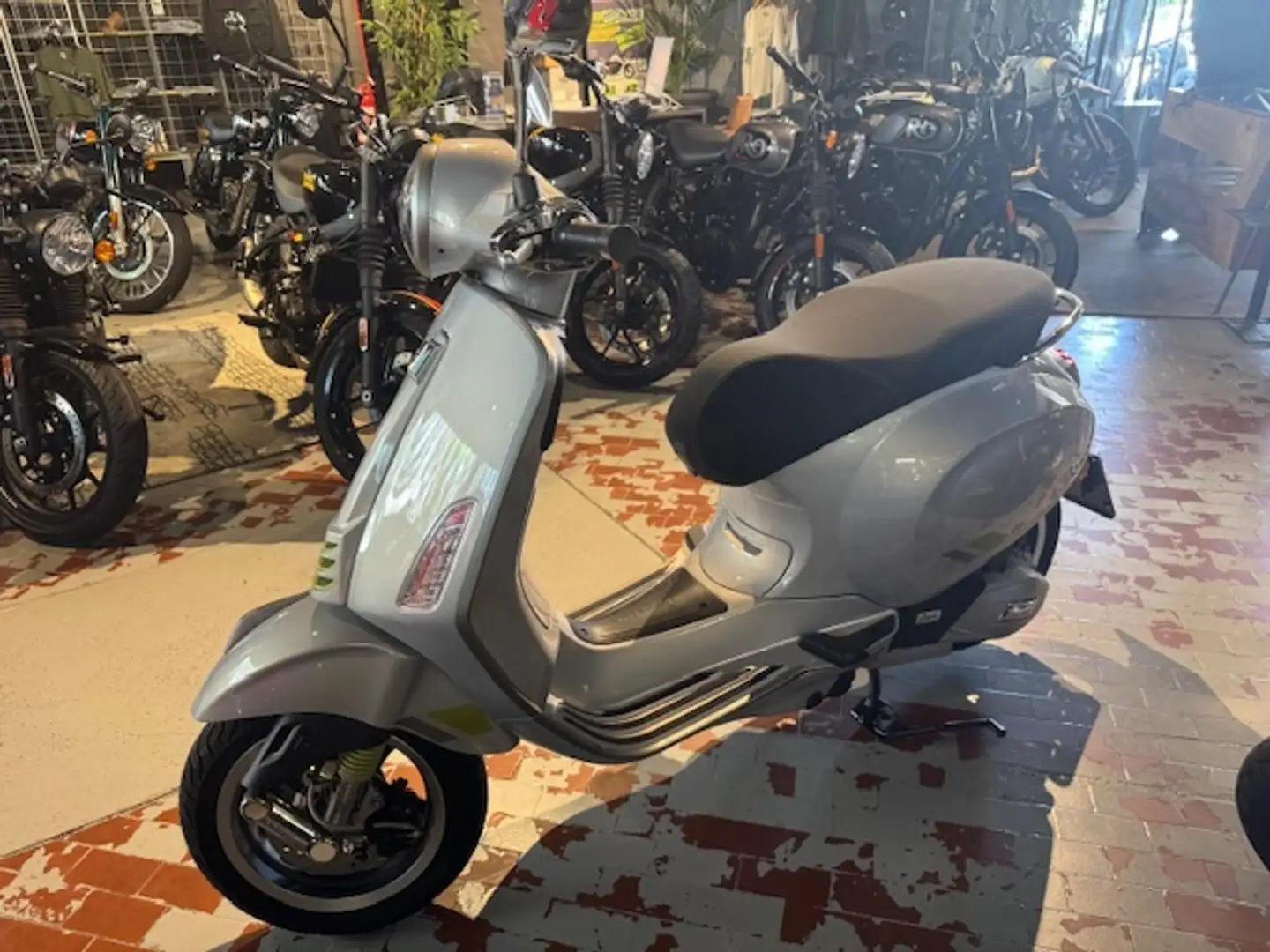 Vespa 125 TECH Argento - 2