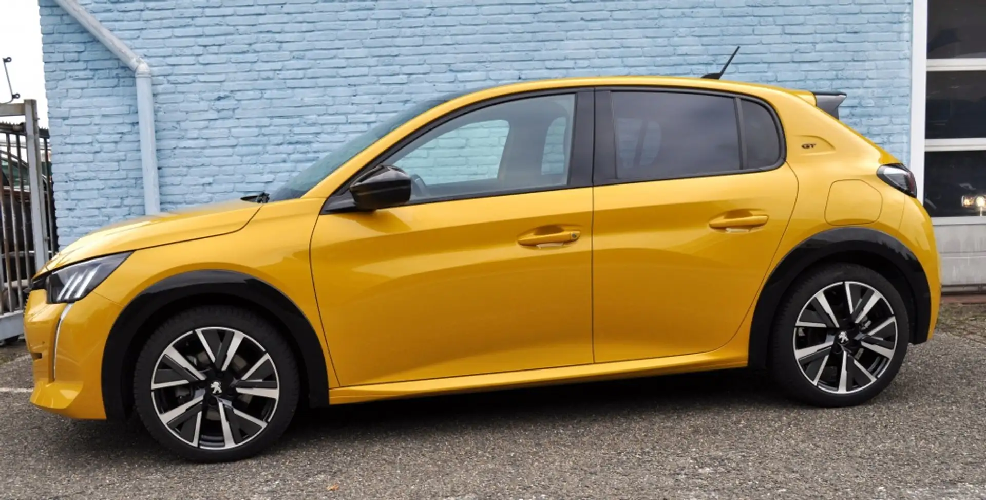 Peugeot 208 1.2 GT 130 Pano Navi egtg pdc v+a Geel - 2