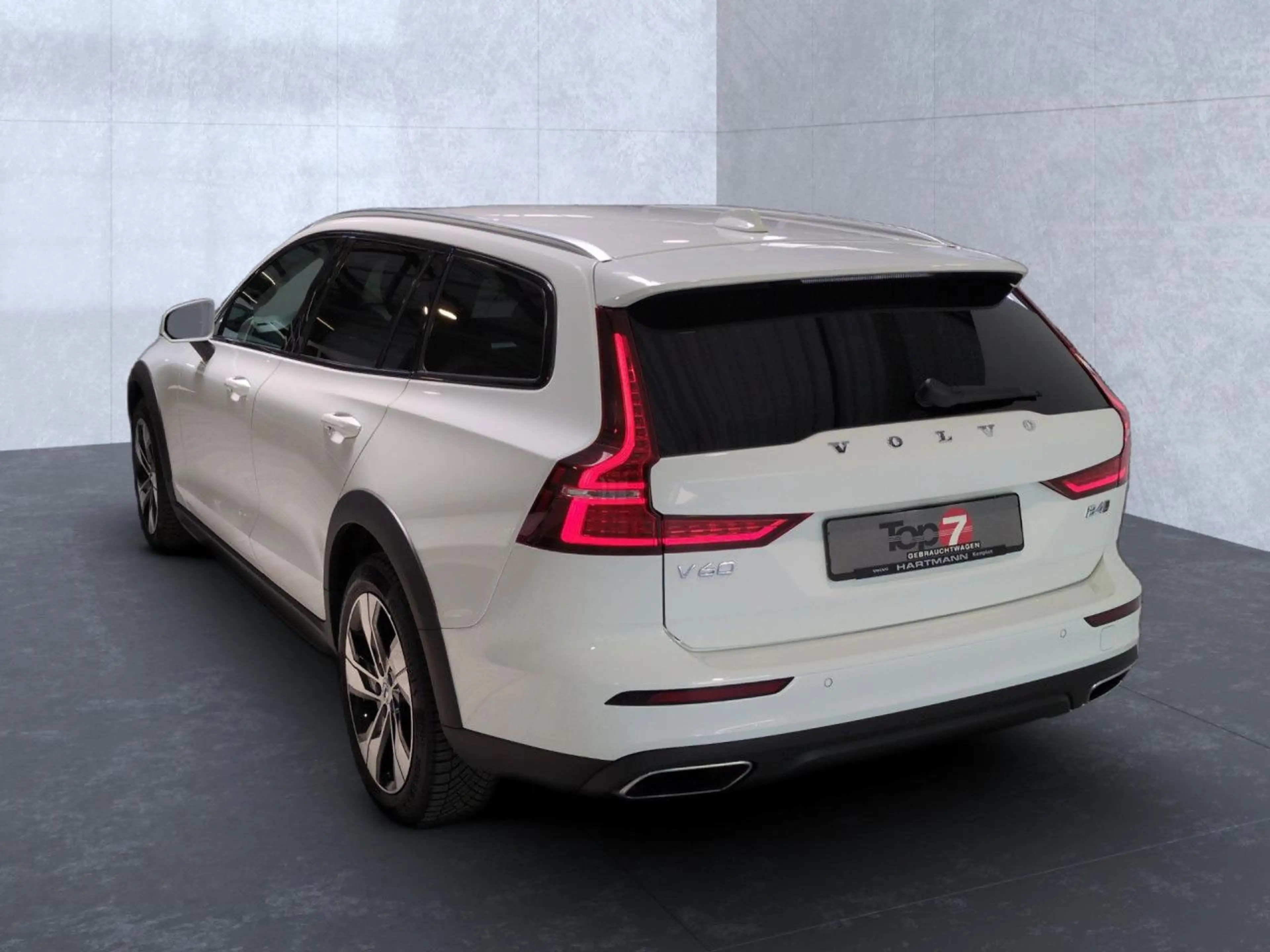 Volvo V60 Cross Country V60 CC Pro AWD Bluetooth Navi LED Vollleder Klima — photo 4