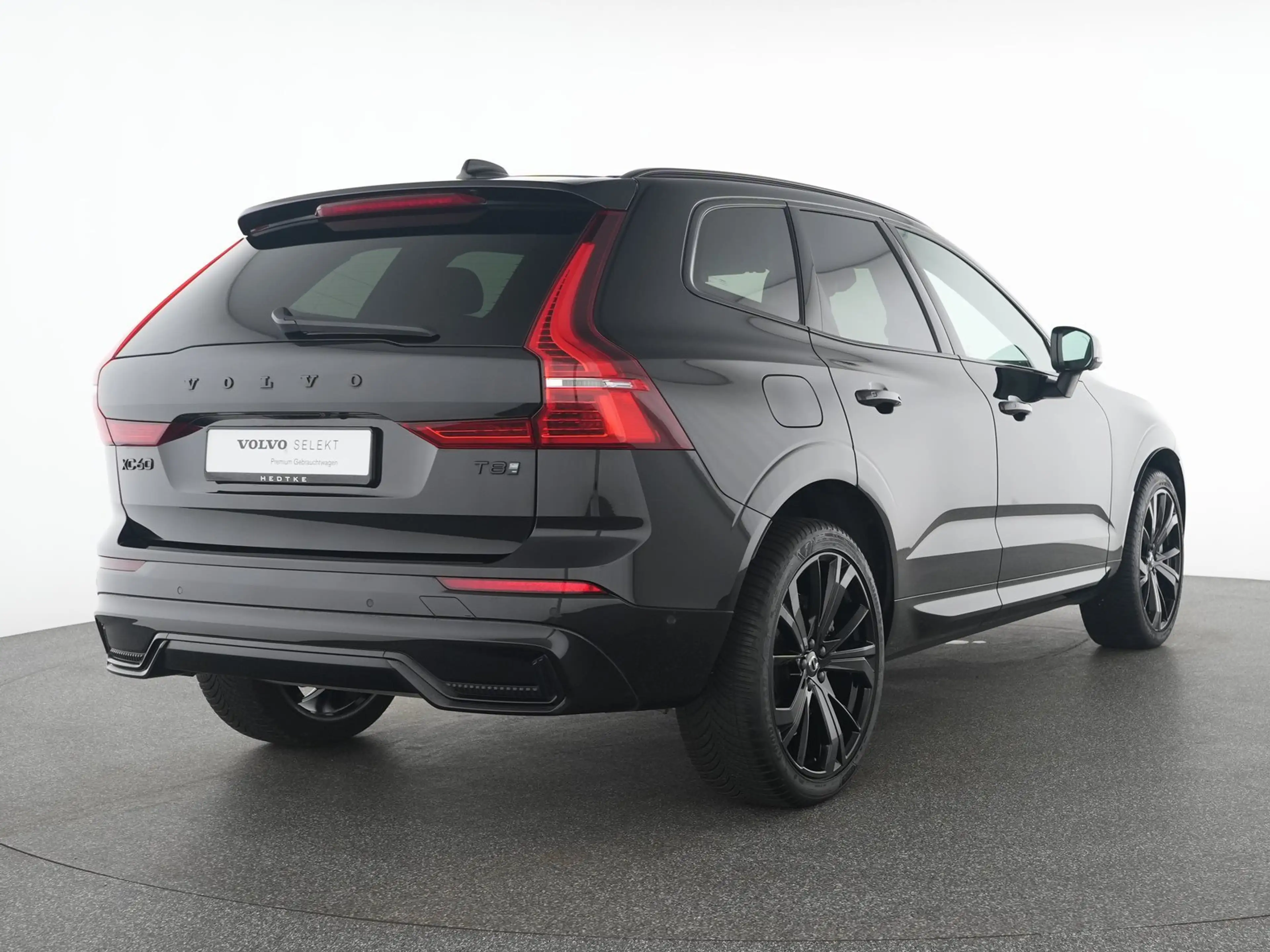 Volvo XC60 T8 AWD Plug-in Hybrid Ultra Black Edition — photo 2