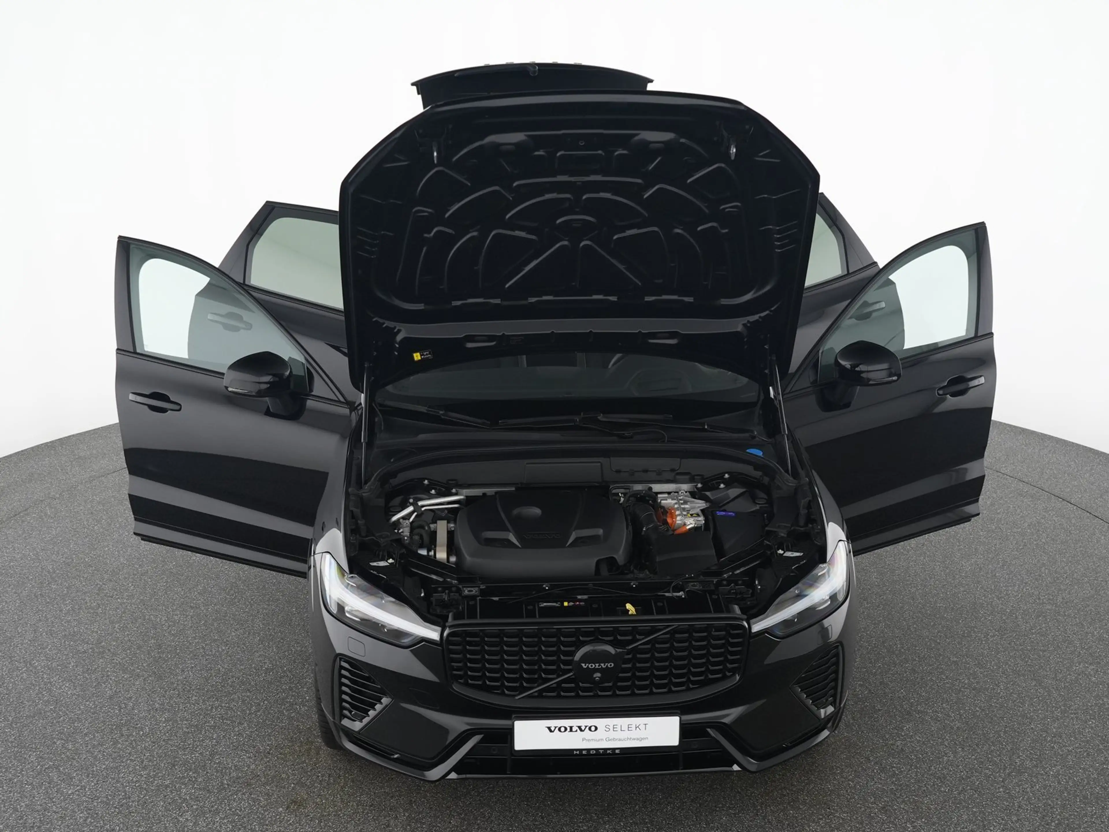 Volvo XC60 T8 AWD Plug-in Hybrid Ultra Black Edition — photo 13