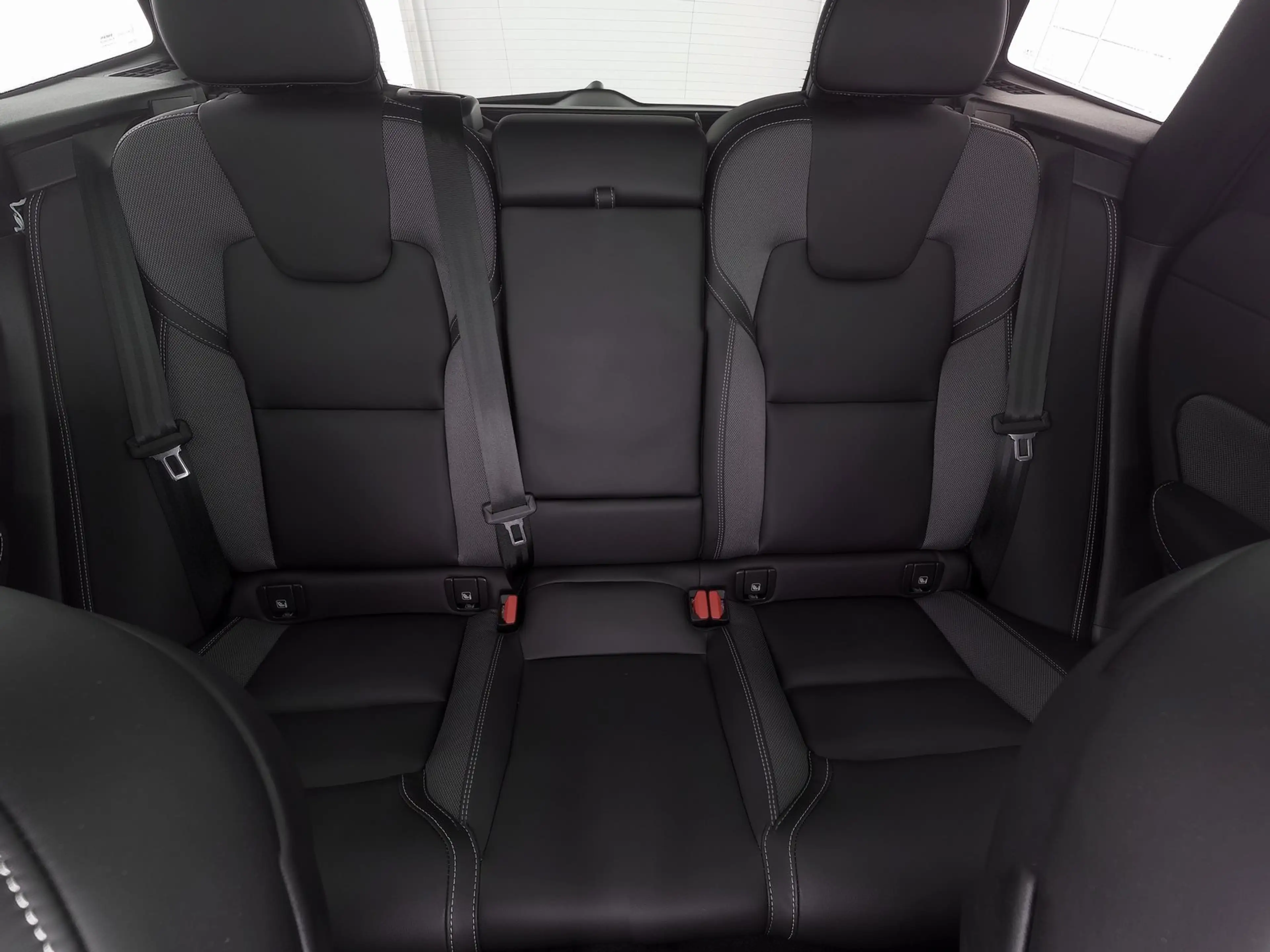 Volvo XC60 T8 AWD Plug-in Hybrid Ultra Black Edition — photo 5