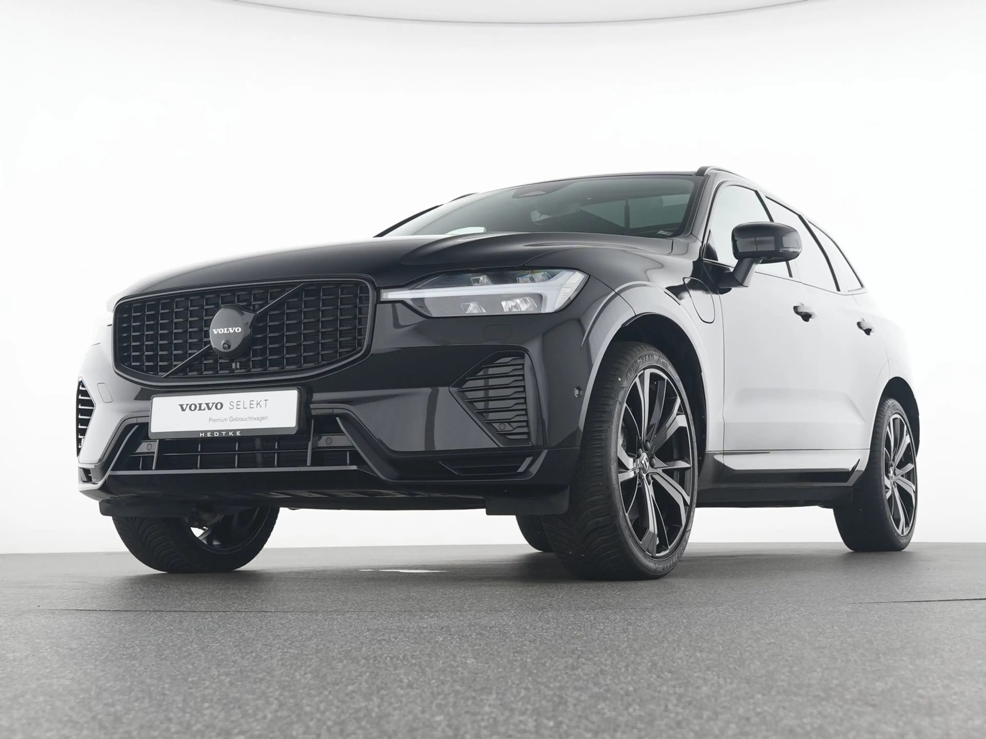 Volvo XC60 T8 AWD Plug-in Hybrid Ultra Black Edition — photo 7