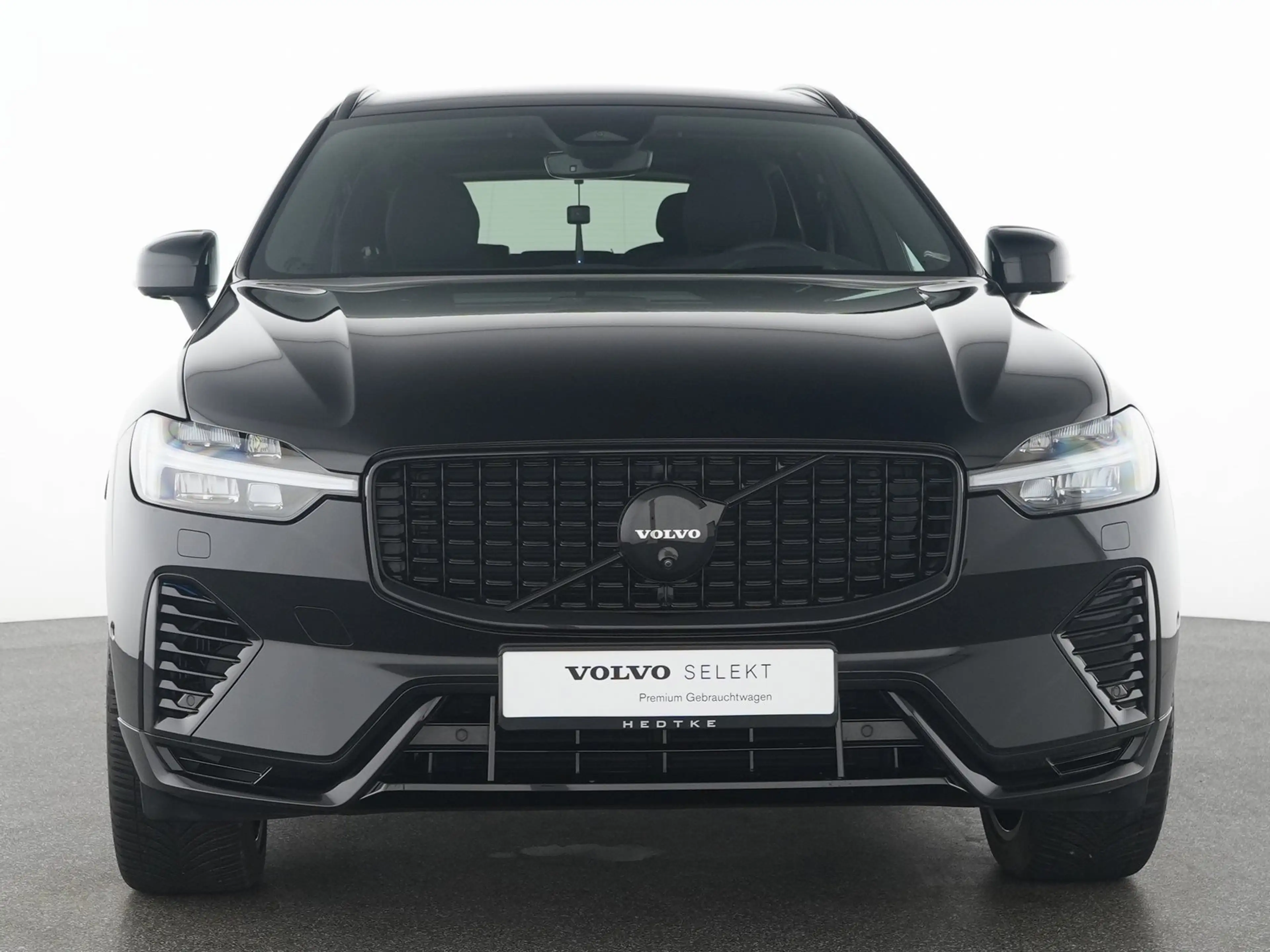 Volvo XC60 T8 AWD Plug-in Hybrid Ultra Black Edition — photo 15