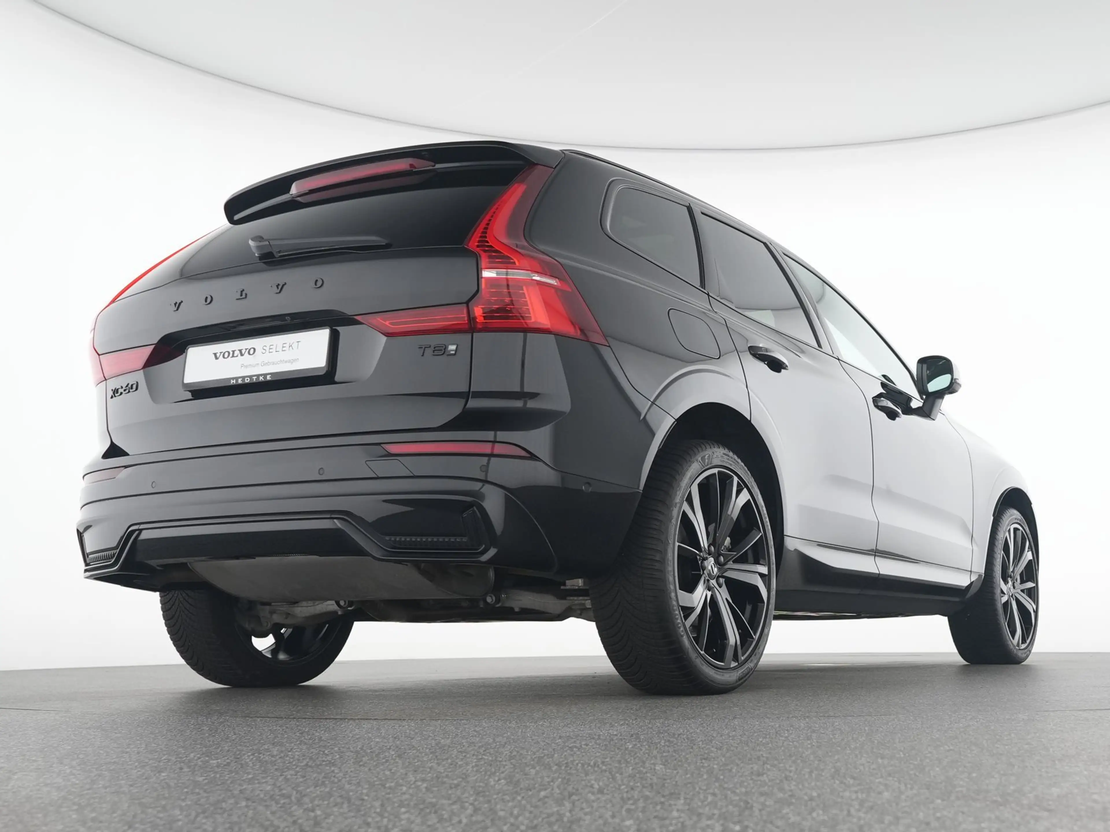 Volvo XC60 T8 AWD Plug-in Hybrid Ultra Black Edition — photo 8