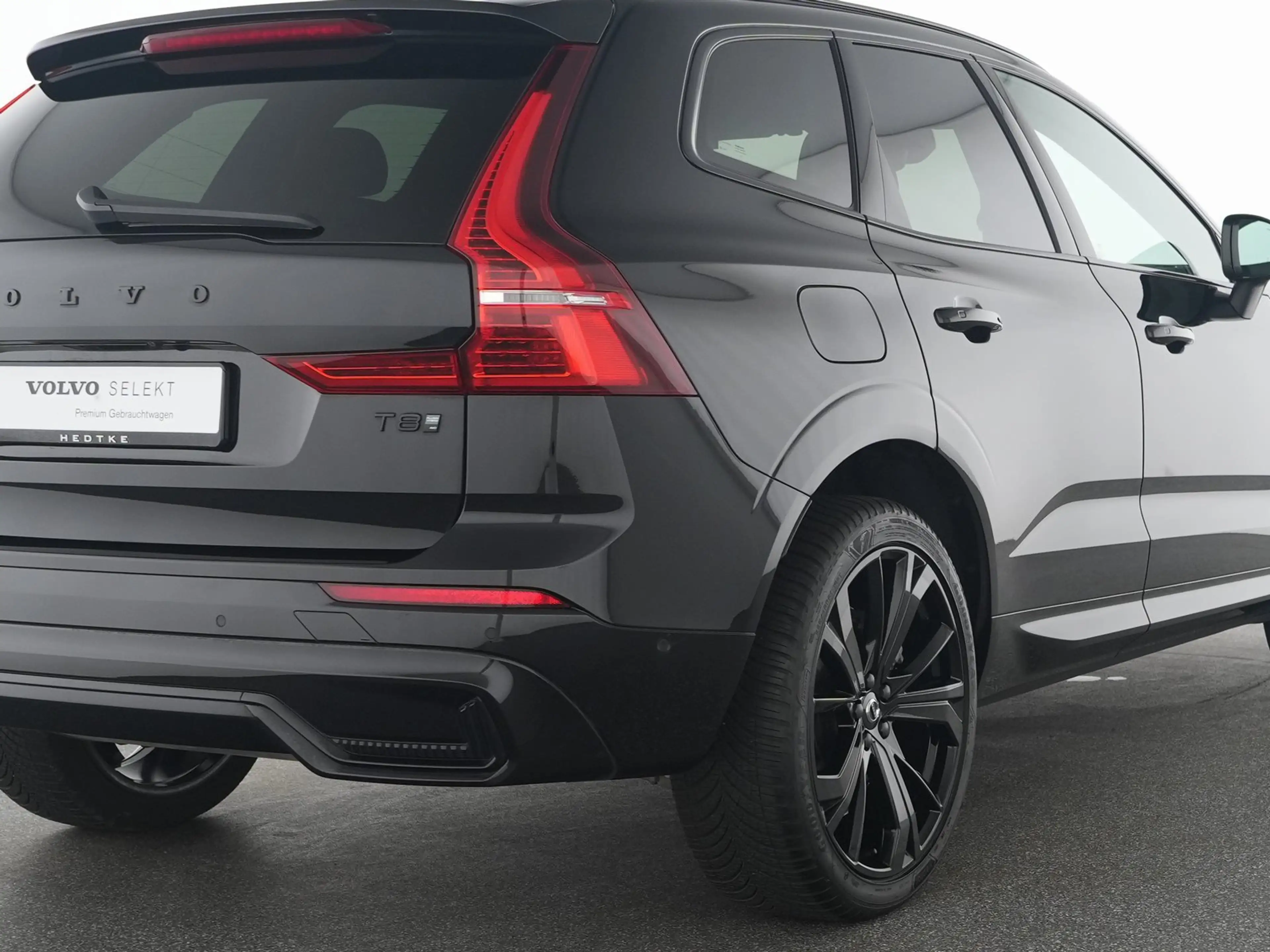 Volvo XC60 T8 AWD Plug-in Hybrid Ultra Black Edition — photo 10
