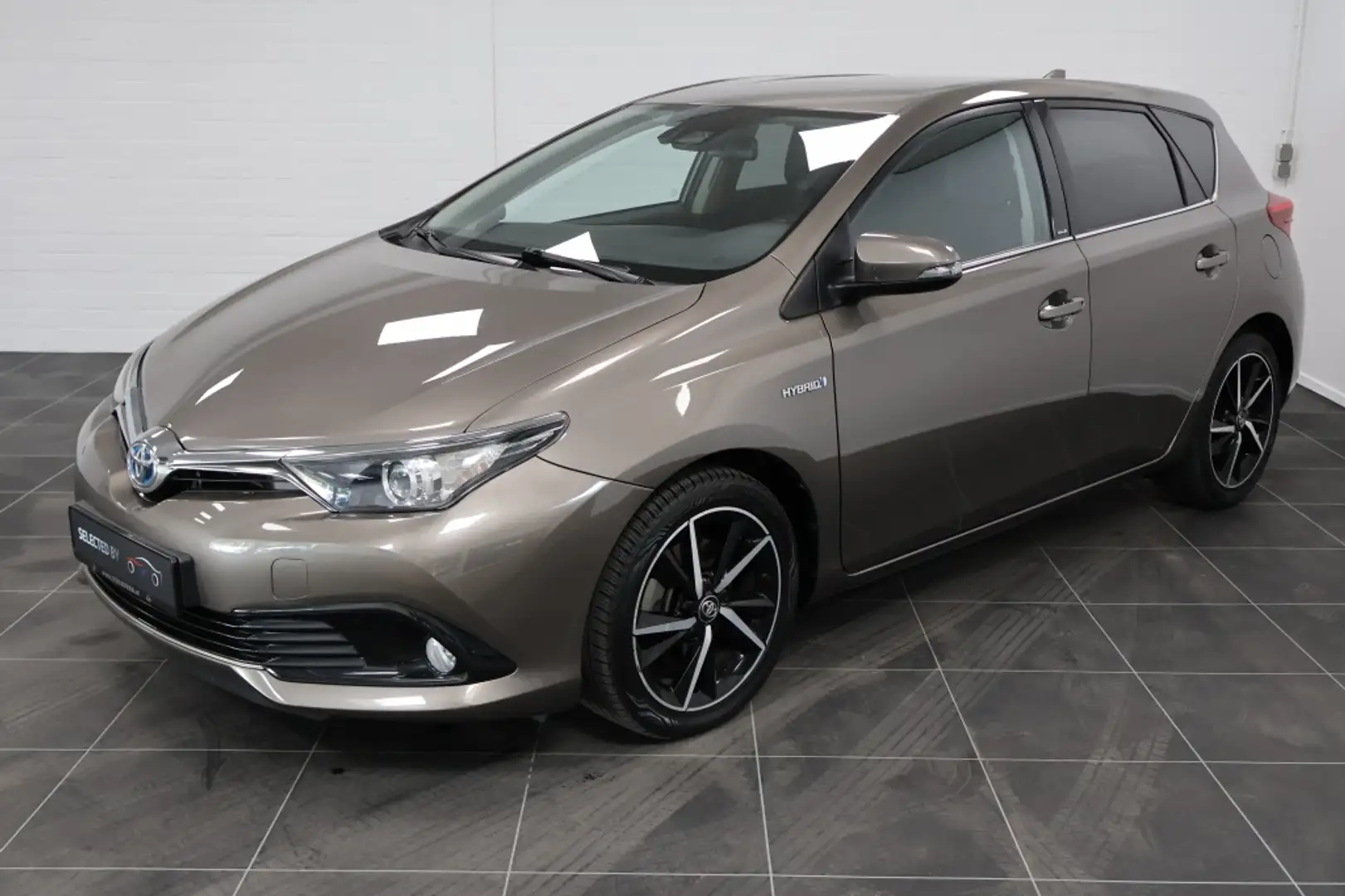 Toyota Auris 1.8 Hybrid Now Brown - 1