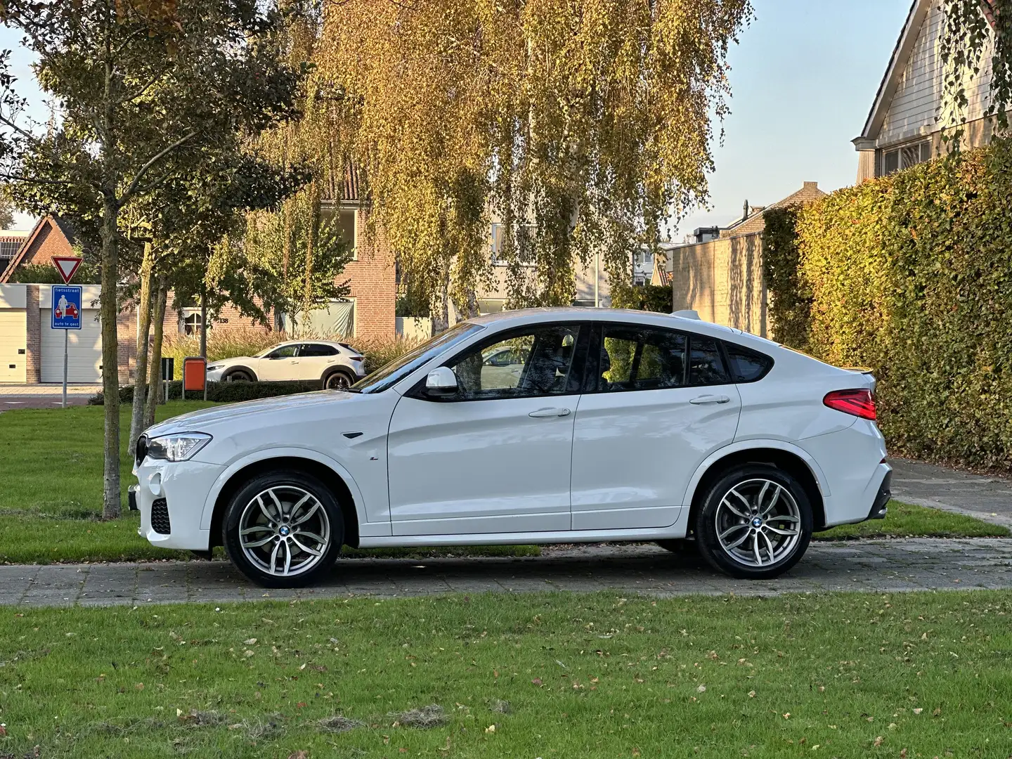 BMW X4 BMW X4 Xdrive 20i 184pk Aut 12-2016 Wit M-pakket Wit - 2