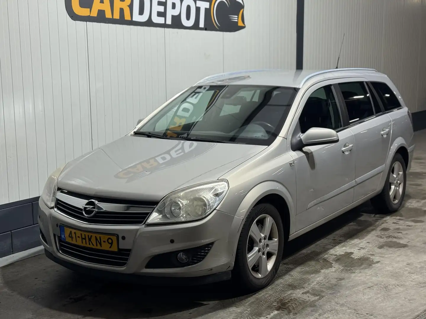 Opel Astra Wagon 1.9 CDTi Executive Automaat Trekhaak siva - 1