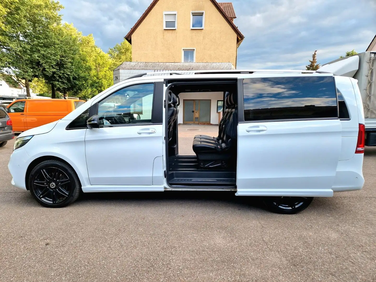 Mercedes-Benz V 300 LANG AV.ED. AMG LINE 4M+PANO+STHZG+360+ACC Bílá - 2