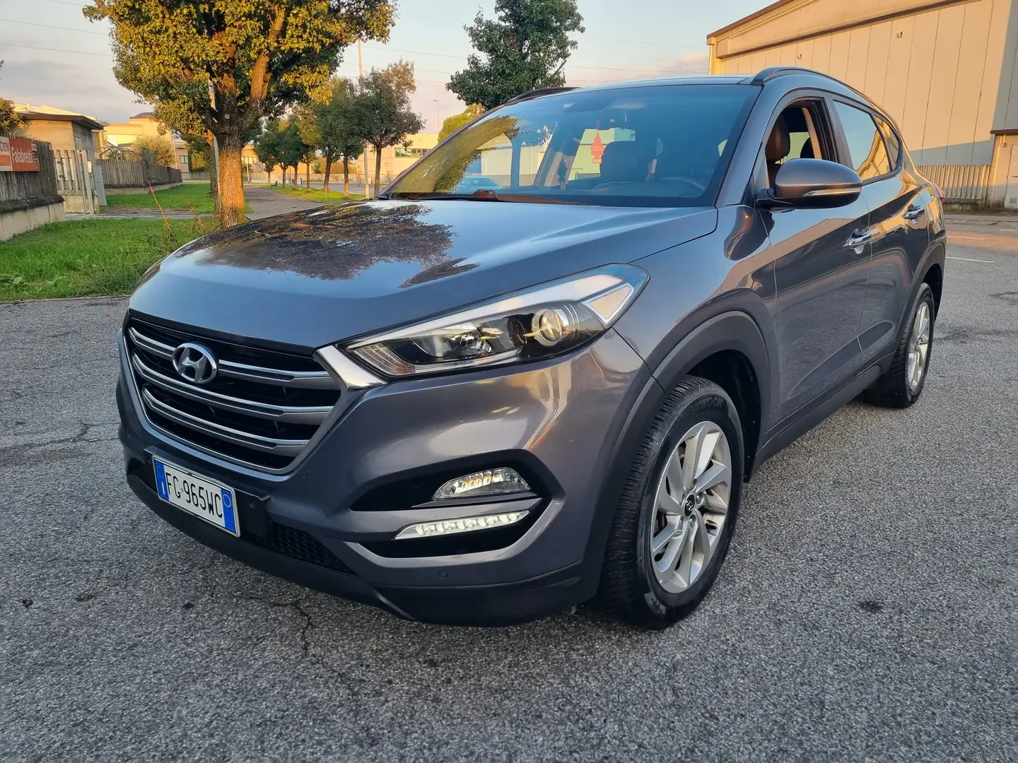 Hyundai TUCSON Tucson II 2015 1.7 crdi Comfort  Pack 2wd 115cv Gris - 2