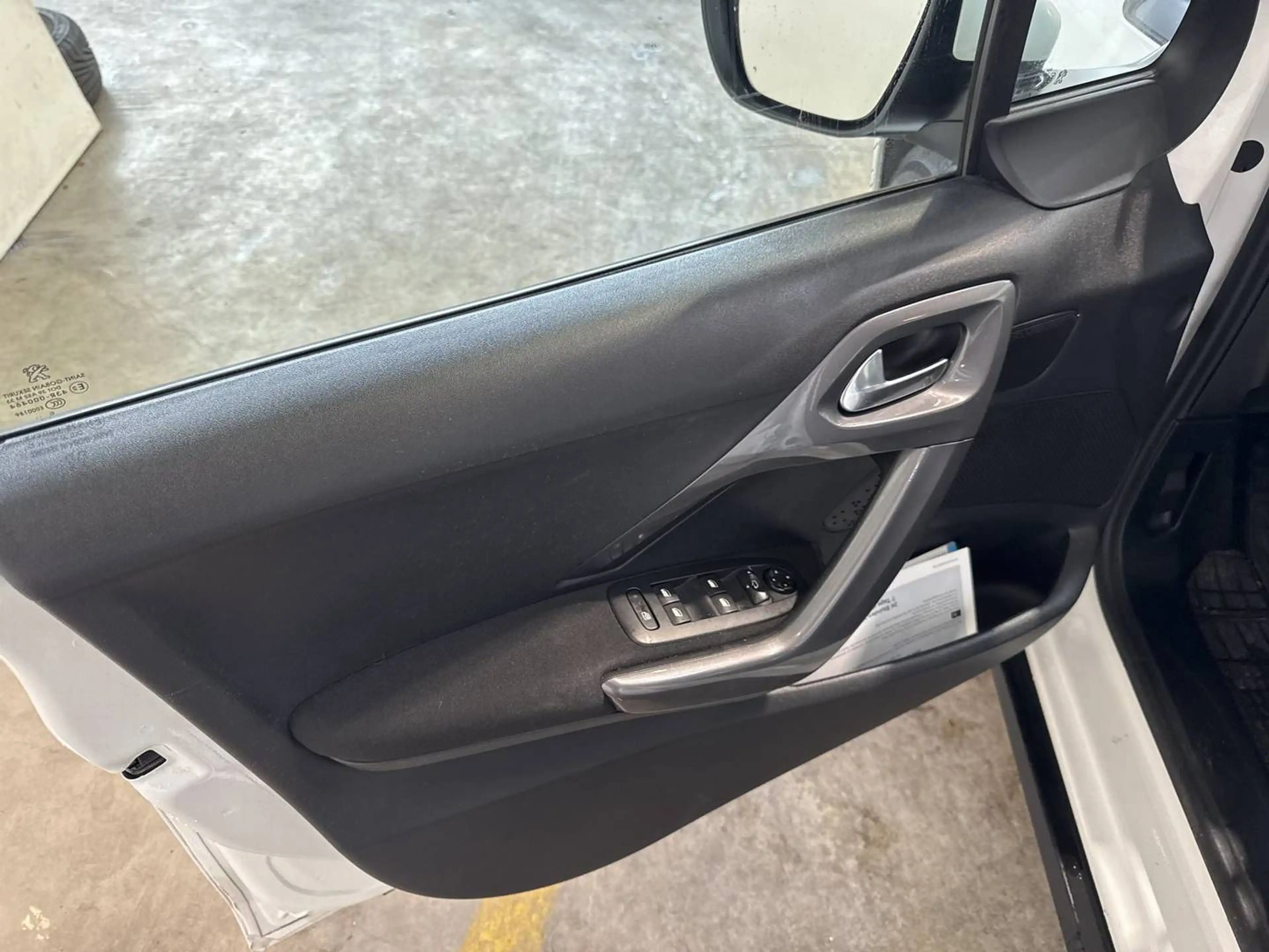 Peugeot 2008 Active *Navi-Klima-PDC* — photo 16