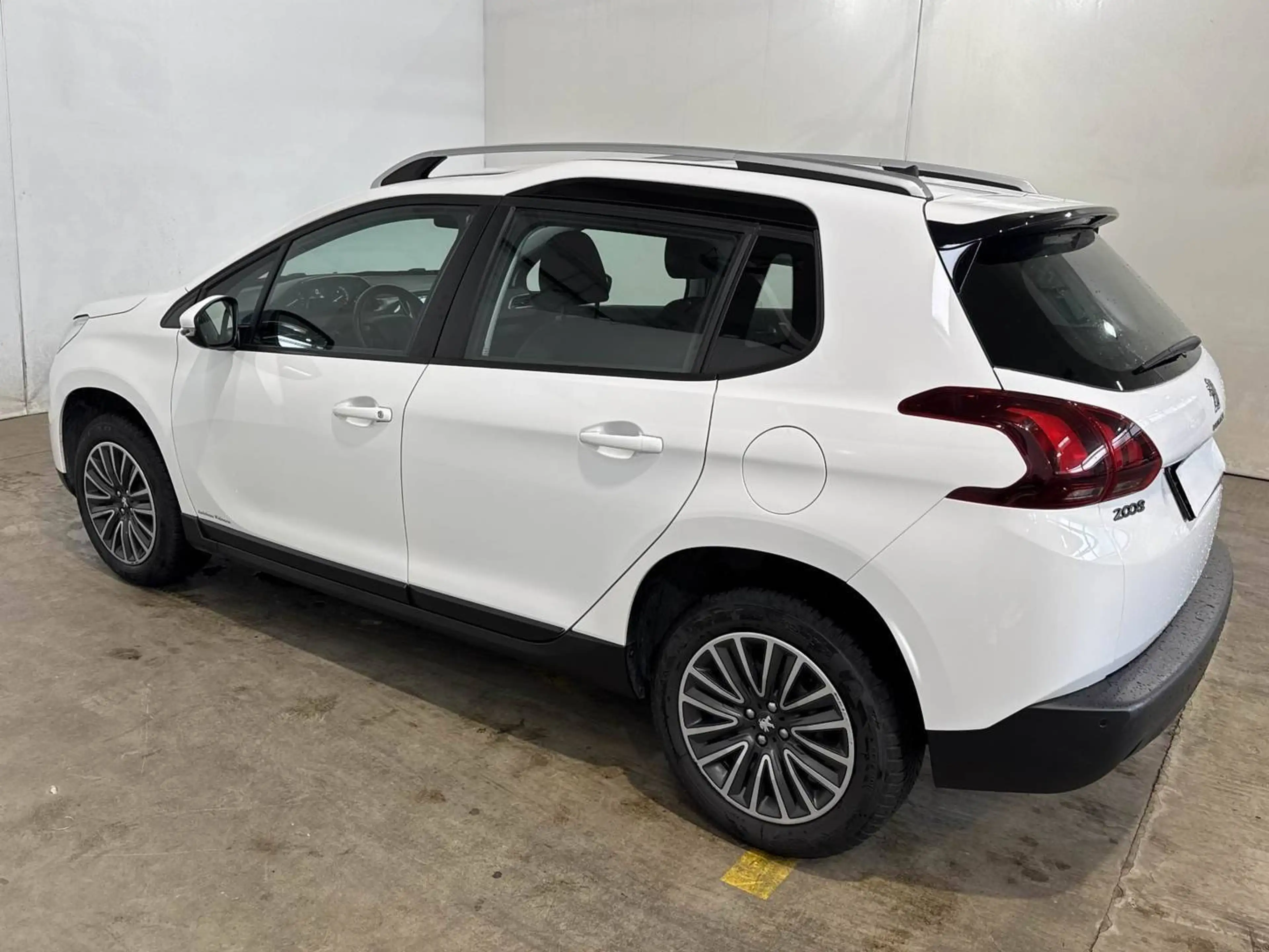 Peugeot 2008 Active *Navi-Klima-PDC* — photo 2