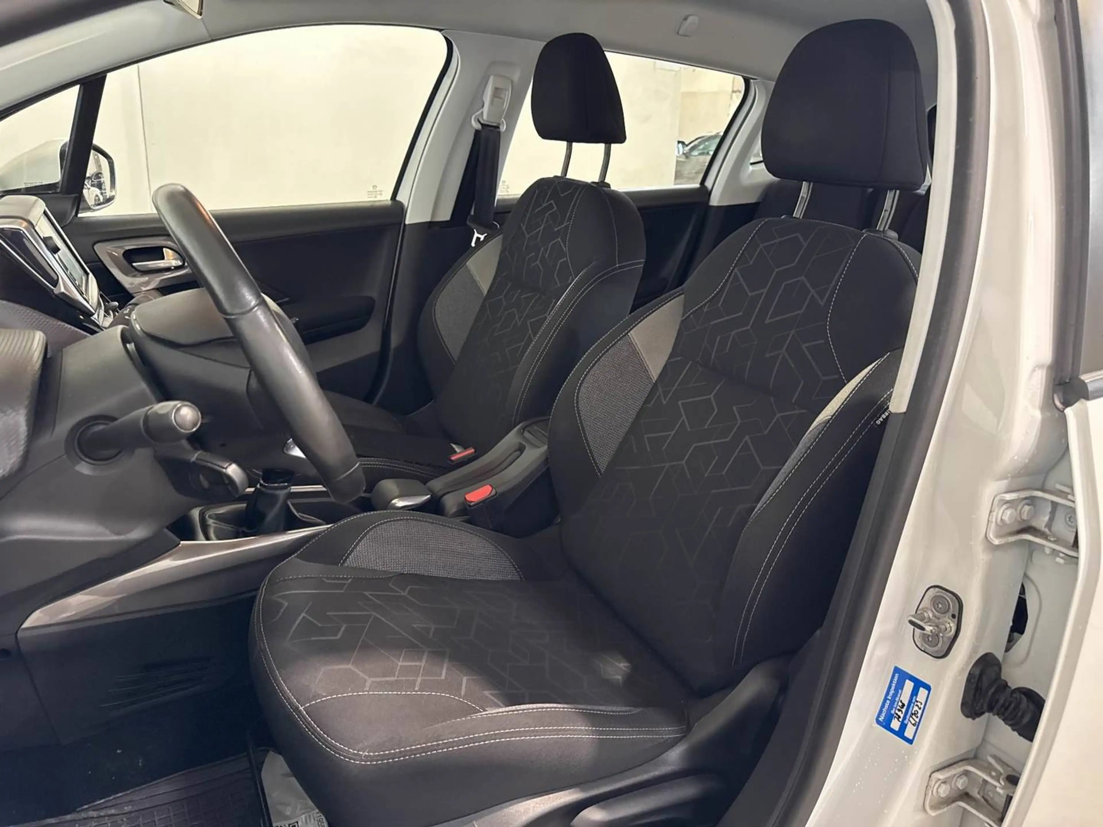 Peugeot 2008 Active *Navi-Klima-PDC* — photo 9