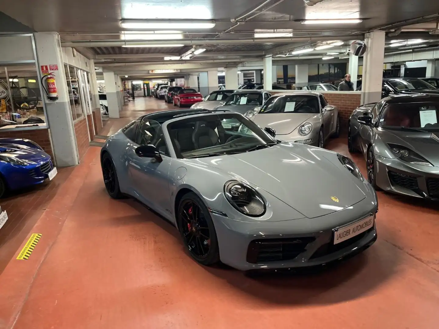 Porsche 911 992 TARGA 3.0 480 4 GTS PDK Šedá - 1