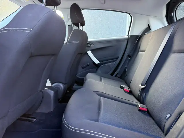 Peugeot 208 view 11