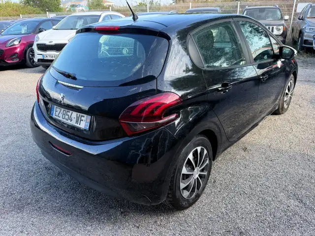 Peugeot 208 view 3