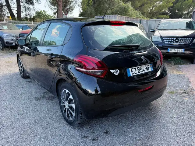 Peugeot 208 view 2