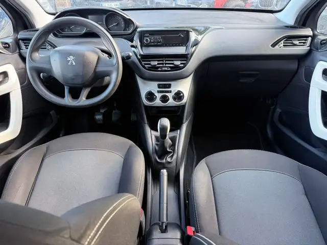 Peugeot 208 view 5