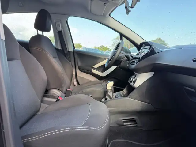 Peugeot 208 view 6