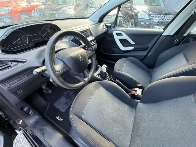 Peugeot 208 view 9