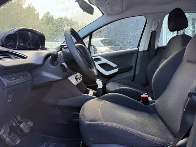 Peugeot 208 view 7