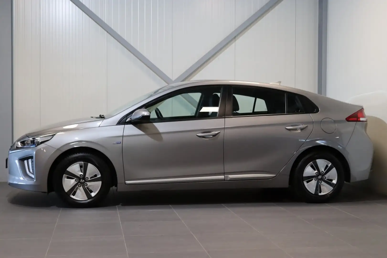 Hyundai IONIQ 1.6 GDi i-Motion|Climate|Car-Play|Camera|Rijklaar| Grijs - 2
