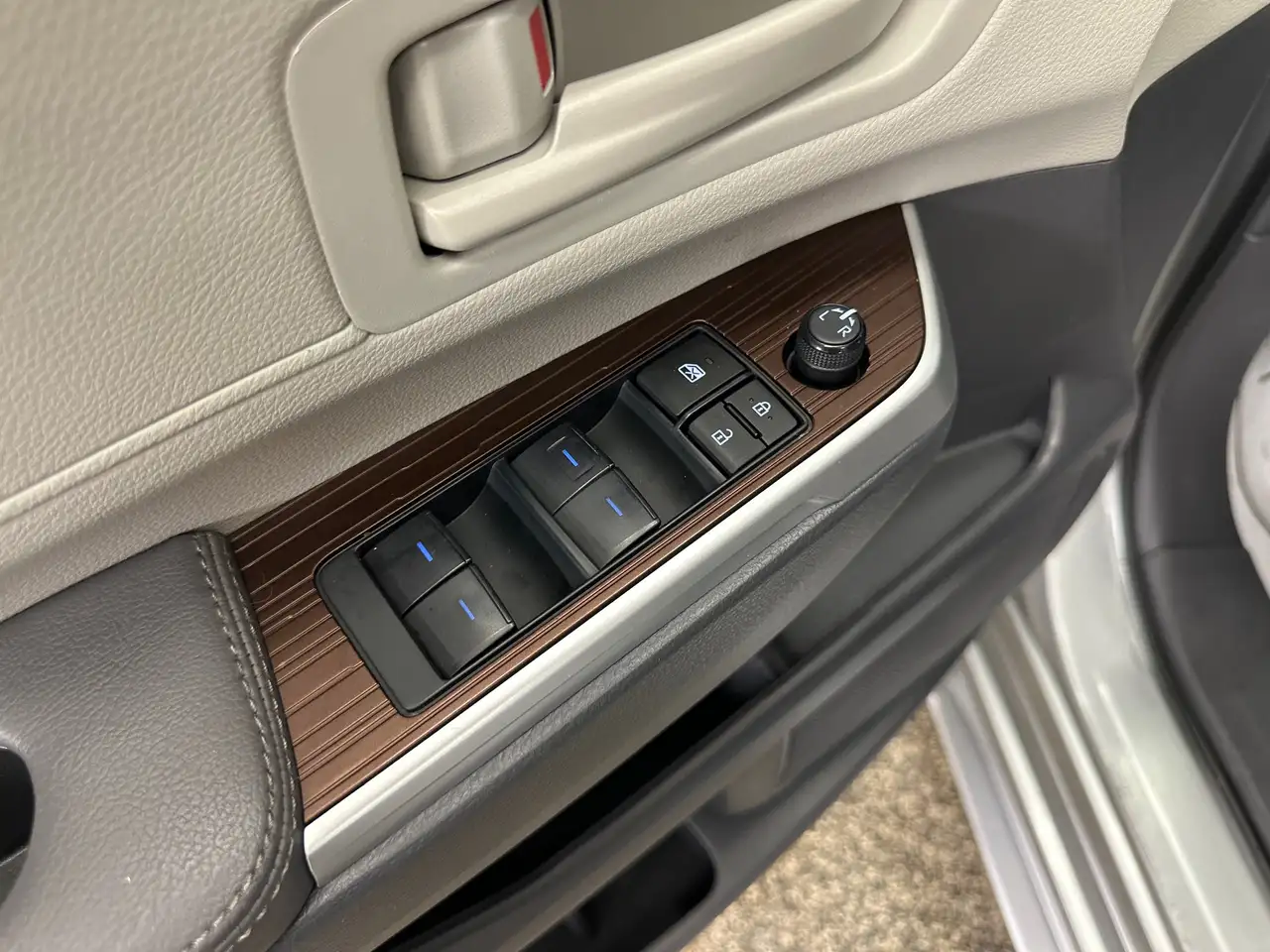 Toyota Sienna снимка Toyota Sienna