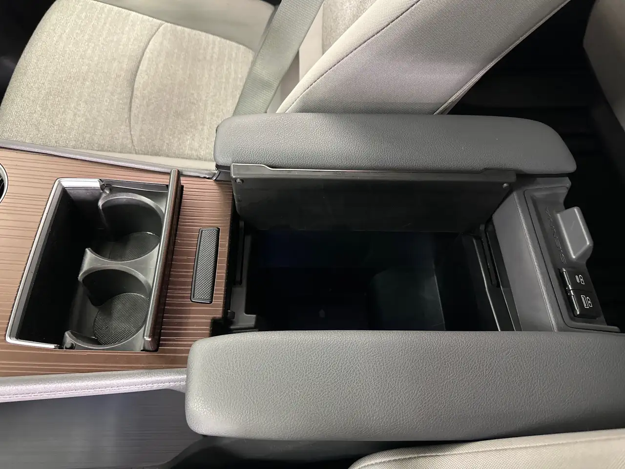 Toyota Sienna снимка Toyota Sienna