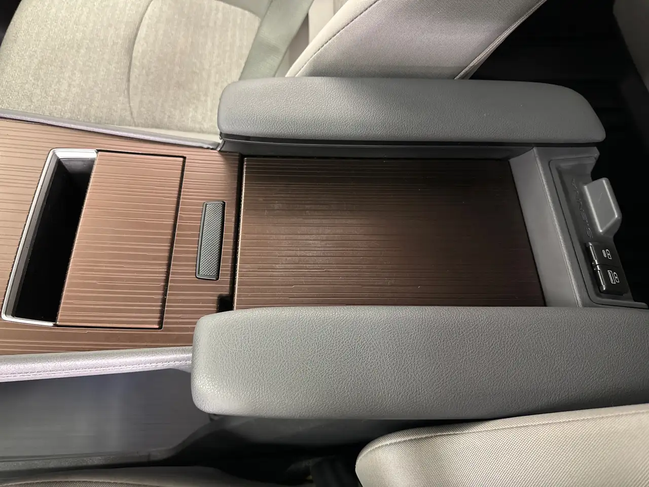 Toyota Sienna снимка Toyota Sienna