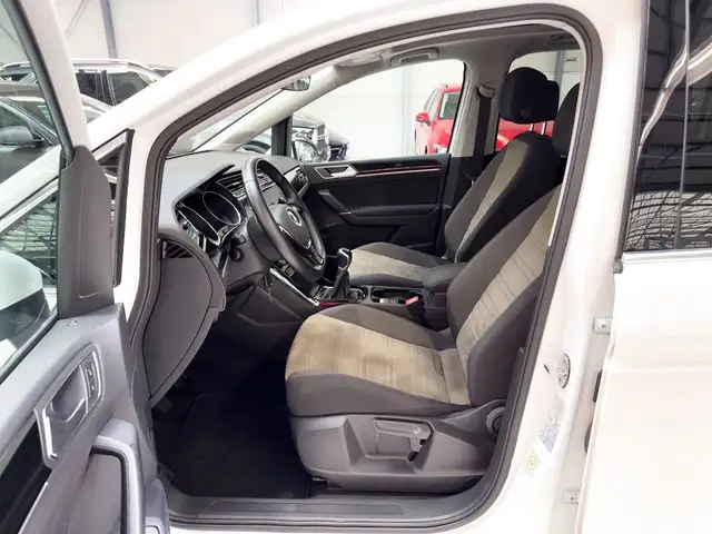 Volkswagen Touran view 8