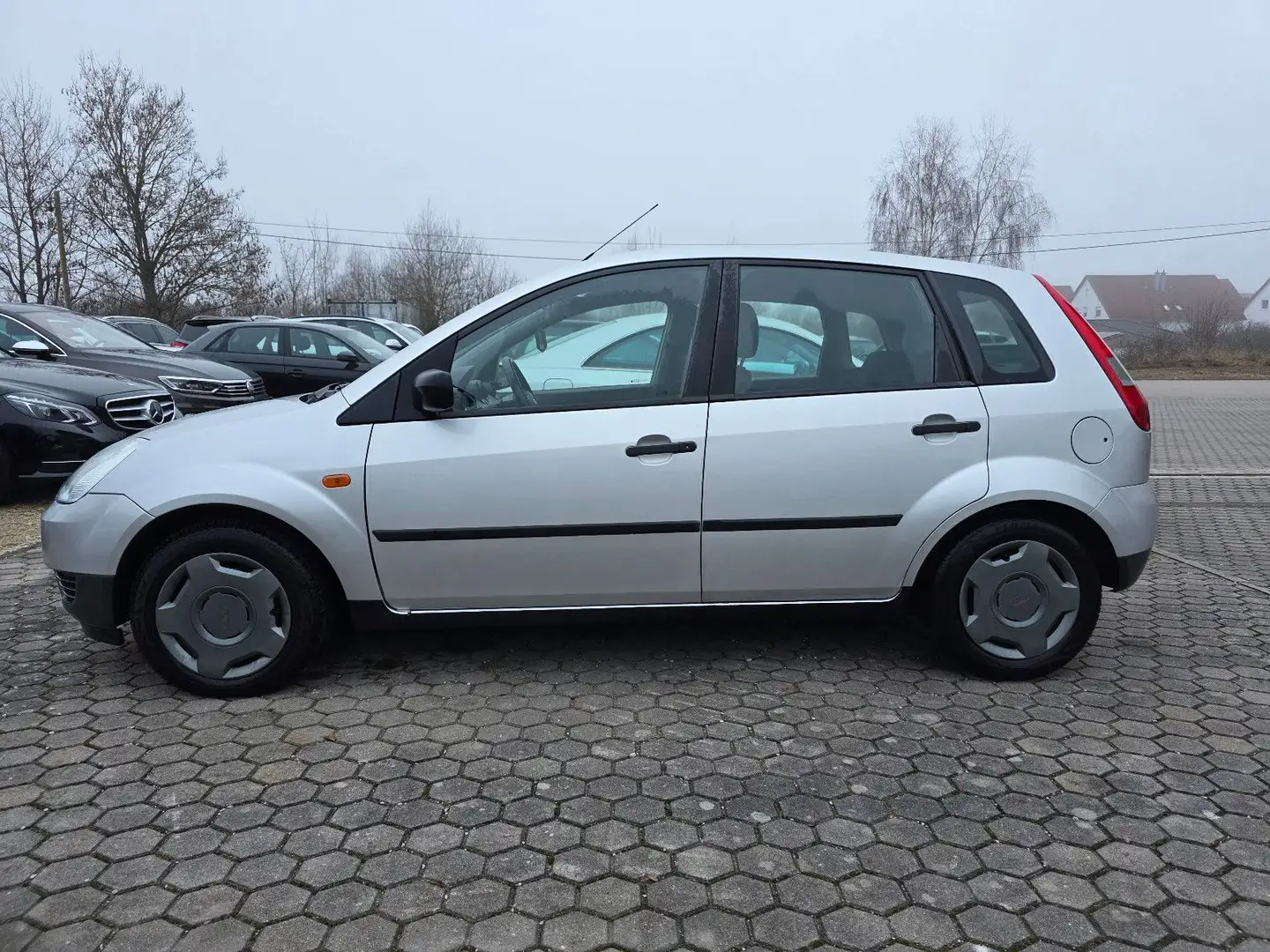 Ford Fiesta 1.3 51kW Futura / TÜV NEU Silber - 2